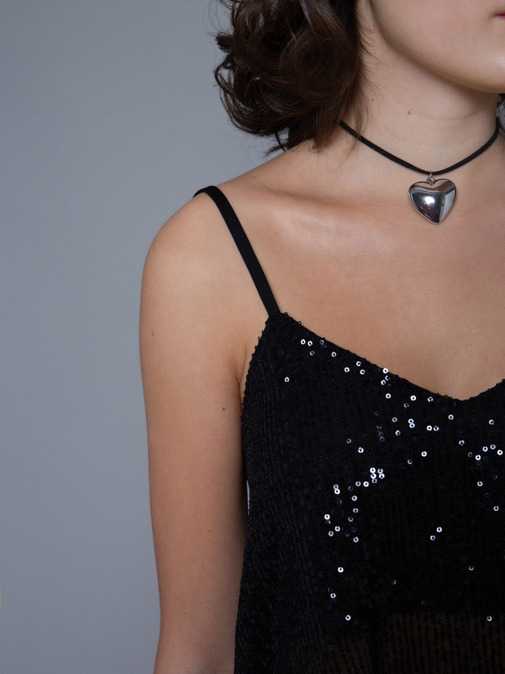 Топ на бретелях в пайетках черный M