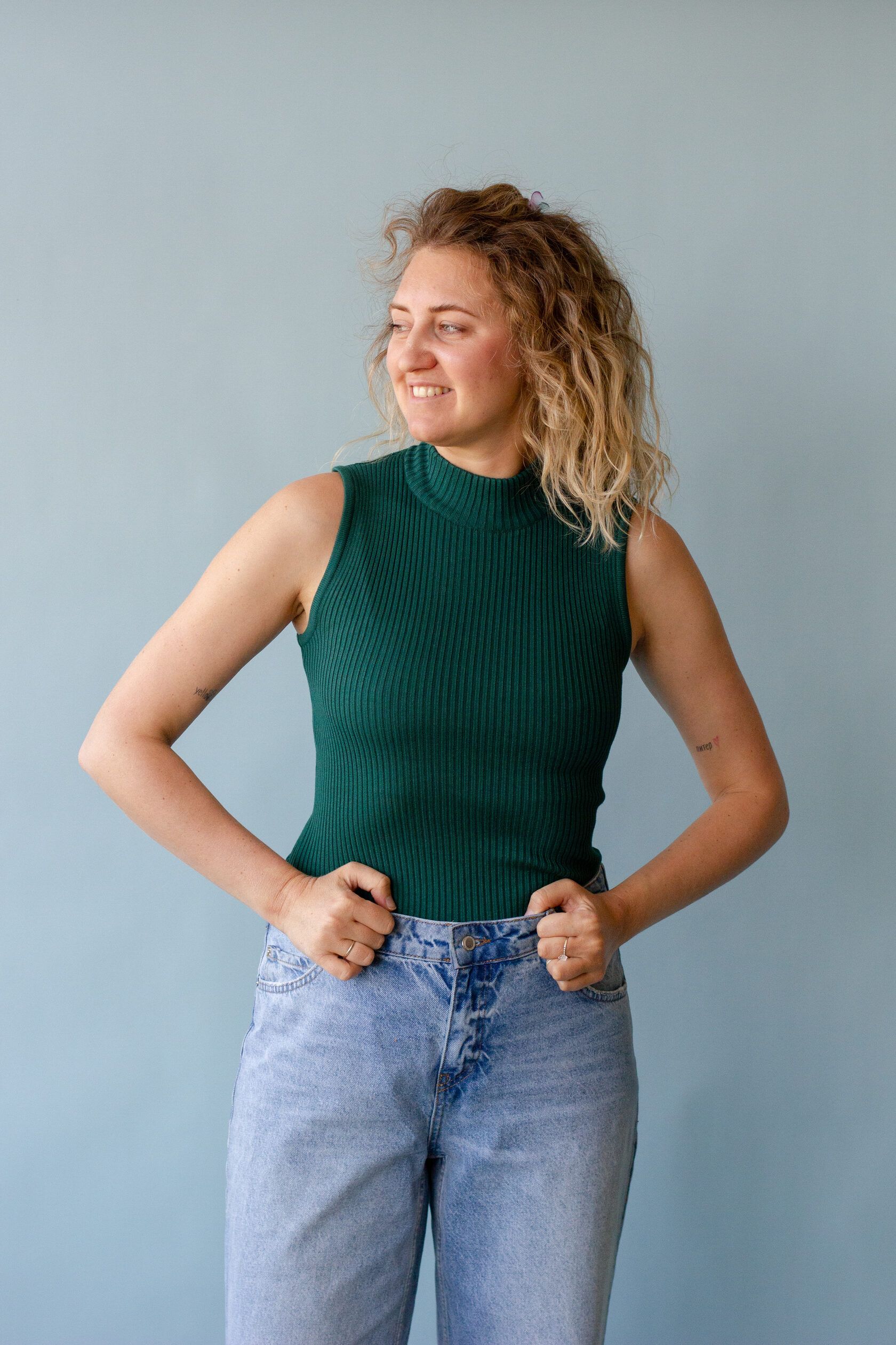 Топ с горлом в рубчик изумруд S-M