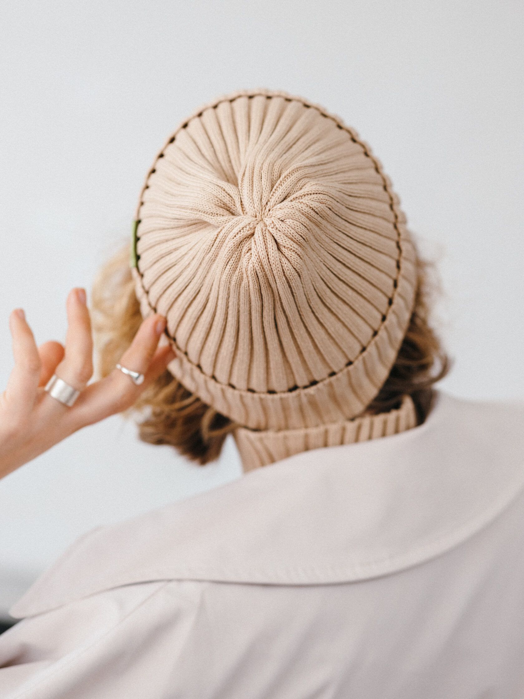 Шапка взрослая беж классик S-L