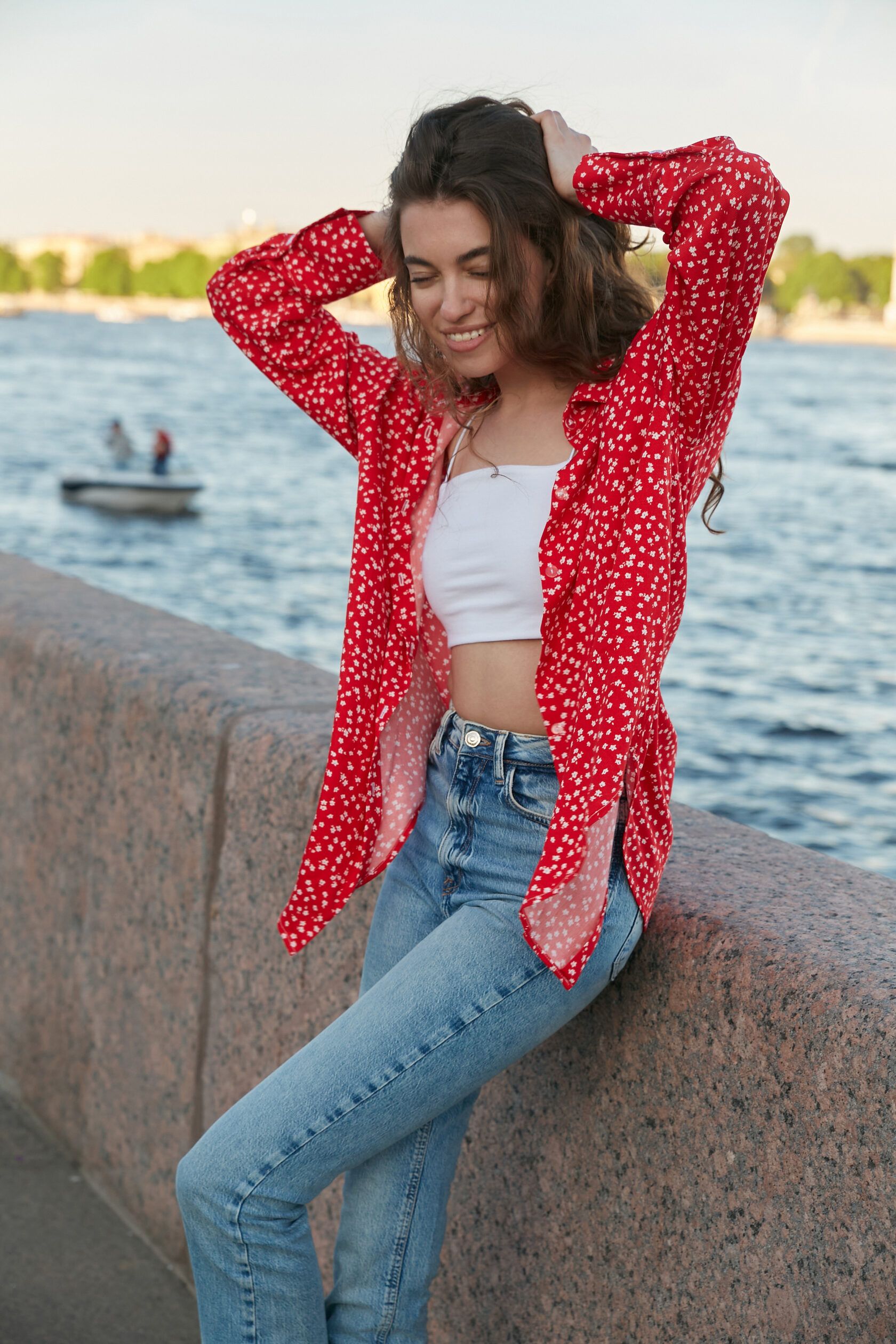 Рубашка женская вискоза красная в цветок one size