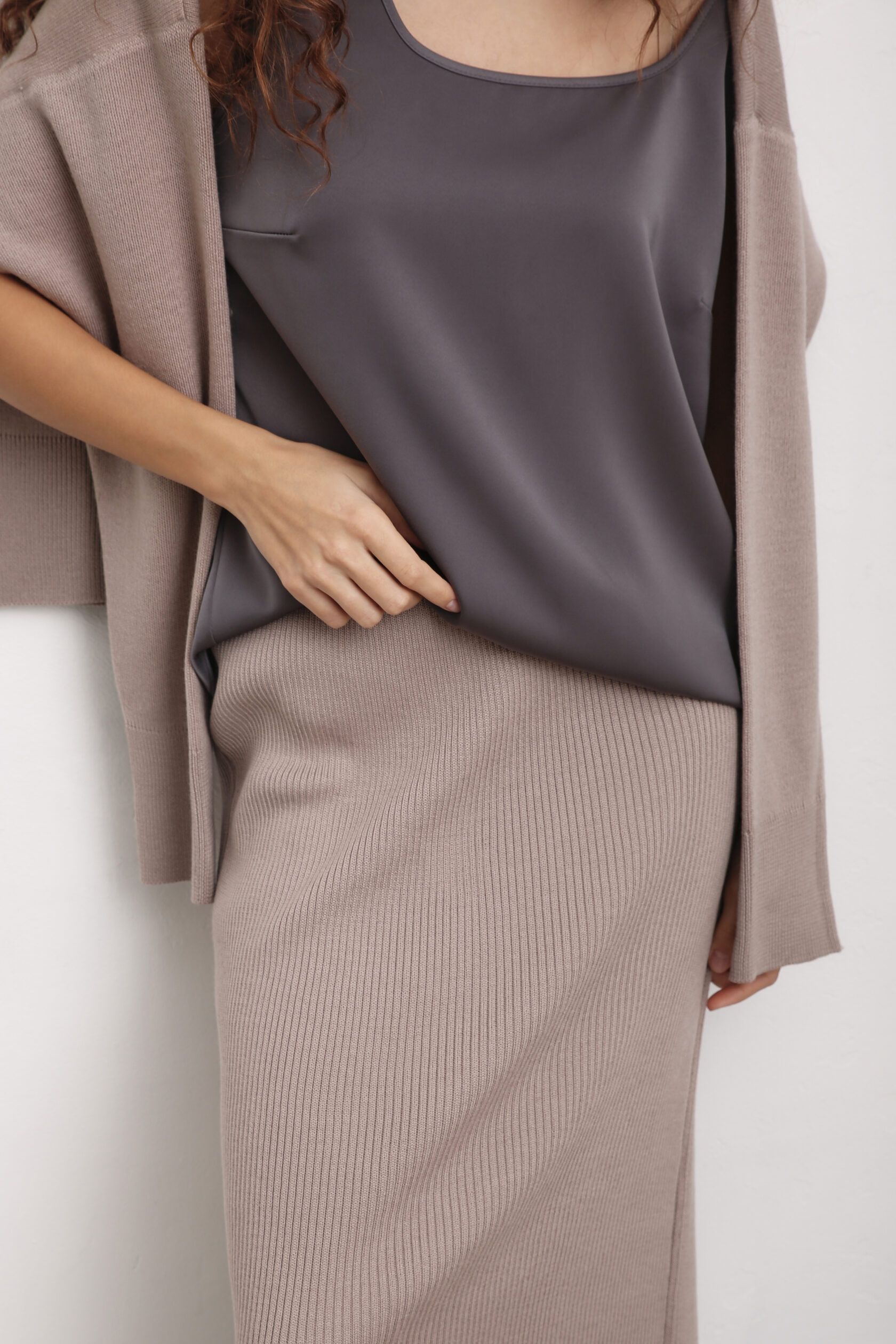 Топ на широких бретелях искусственный шелк темное серебро L