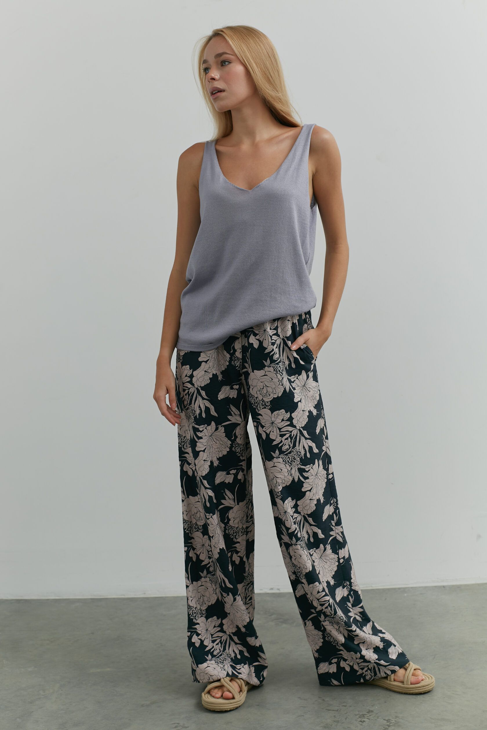 Майка трикотажная V-вырез серо-лавандовый M