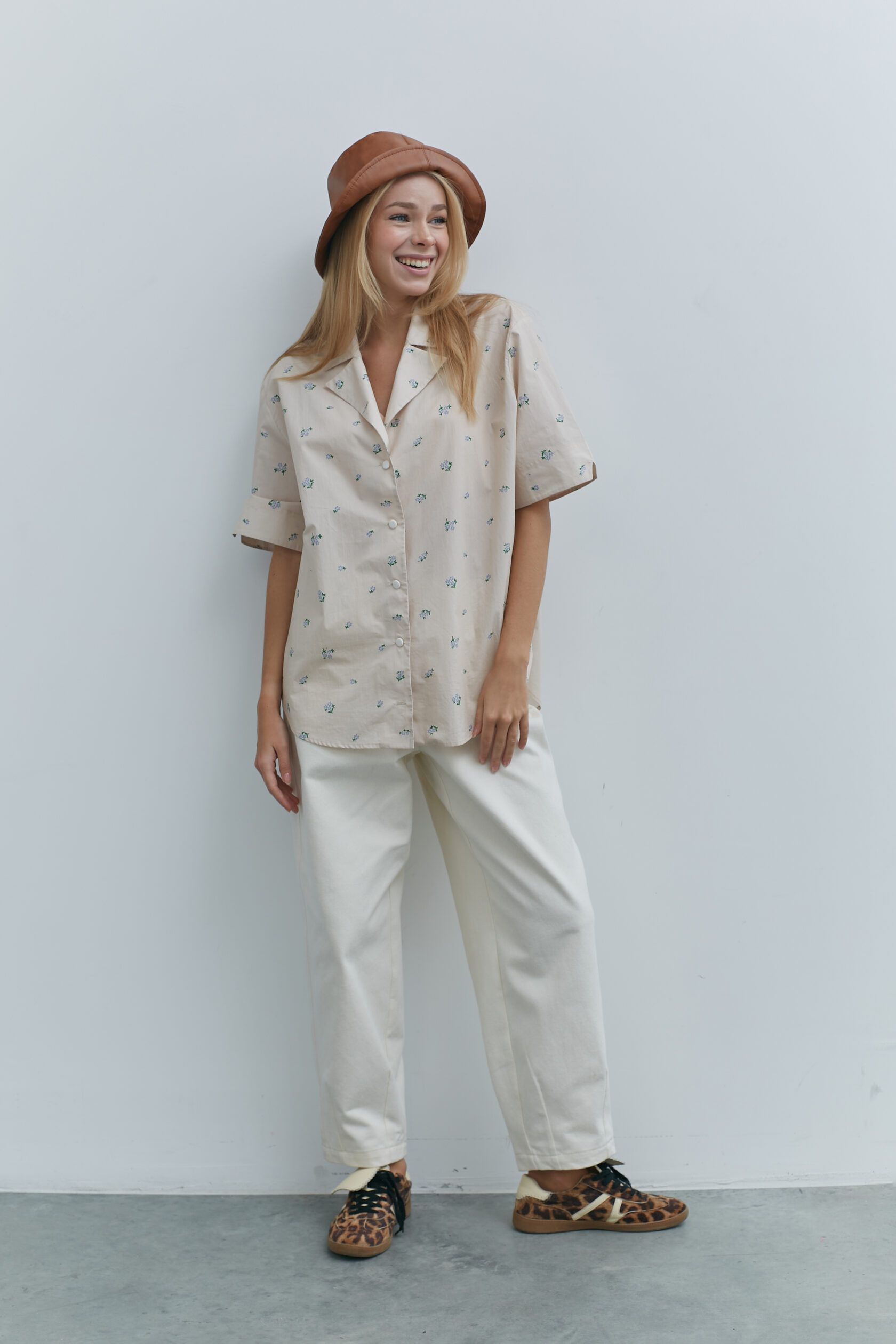 Рубашка с коротким рукавом бежевая с незабудками S-L