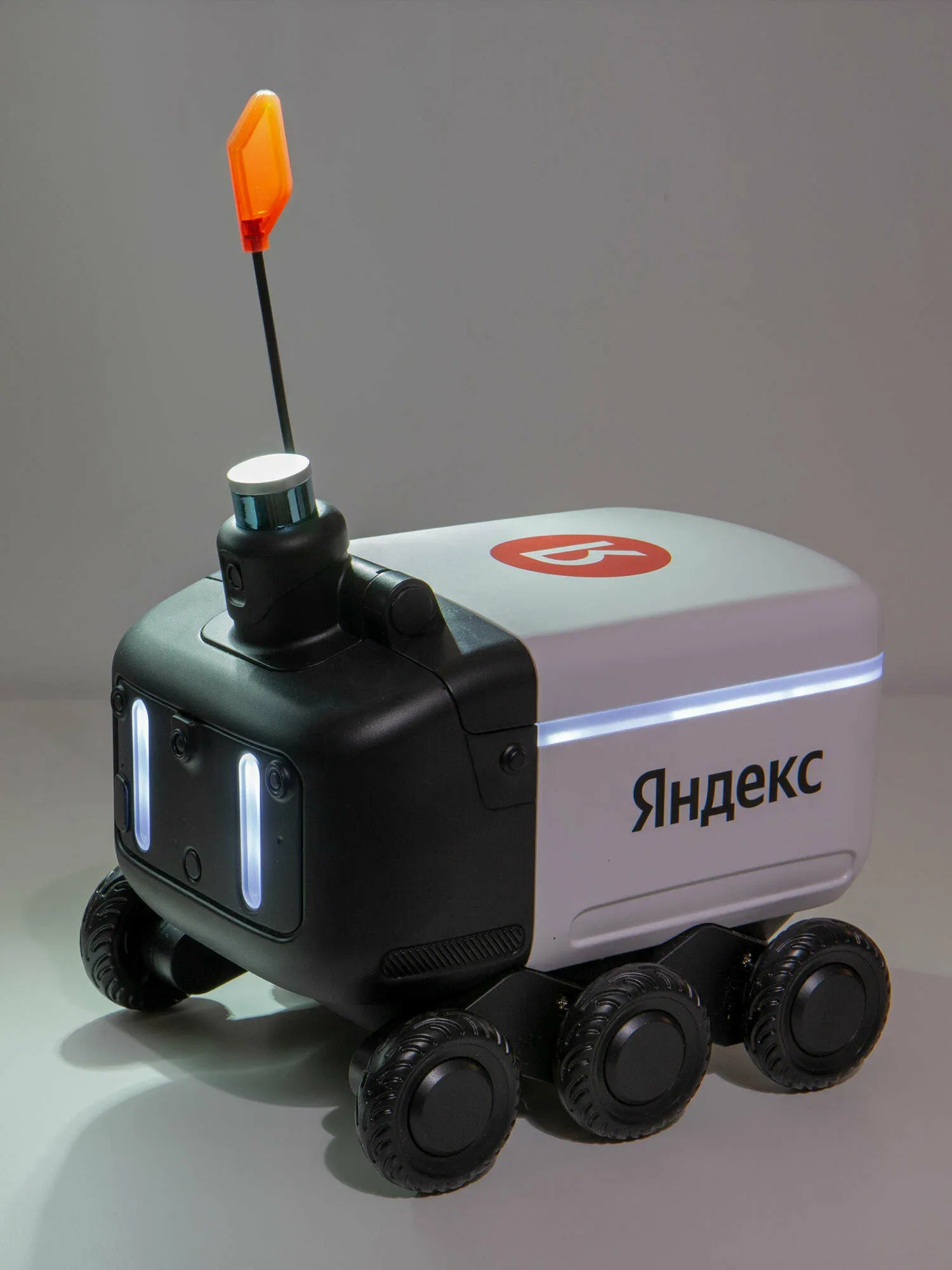 Радиоуправляемая игрушка Яндекс «Робот-доставщик», с пультом управления, радиус действия 25 метров