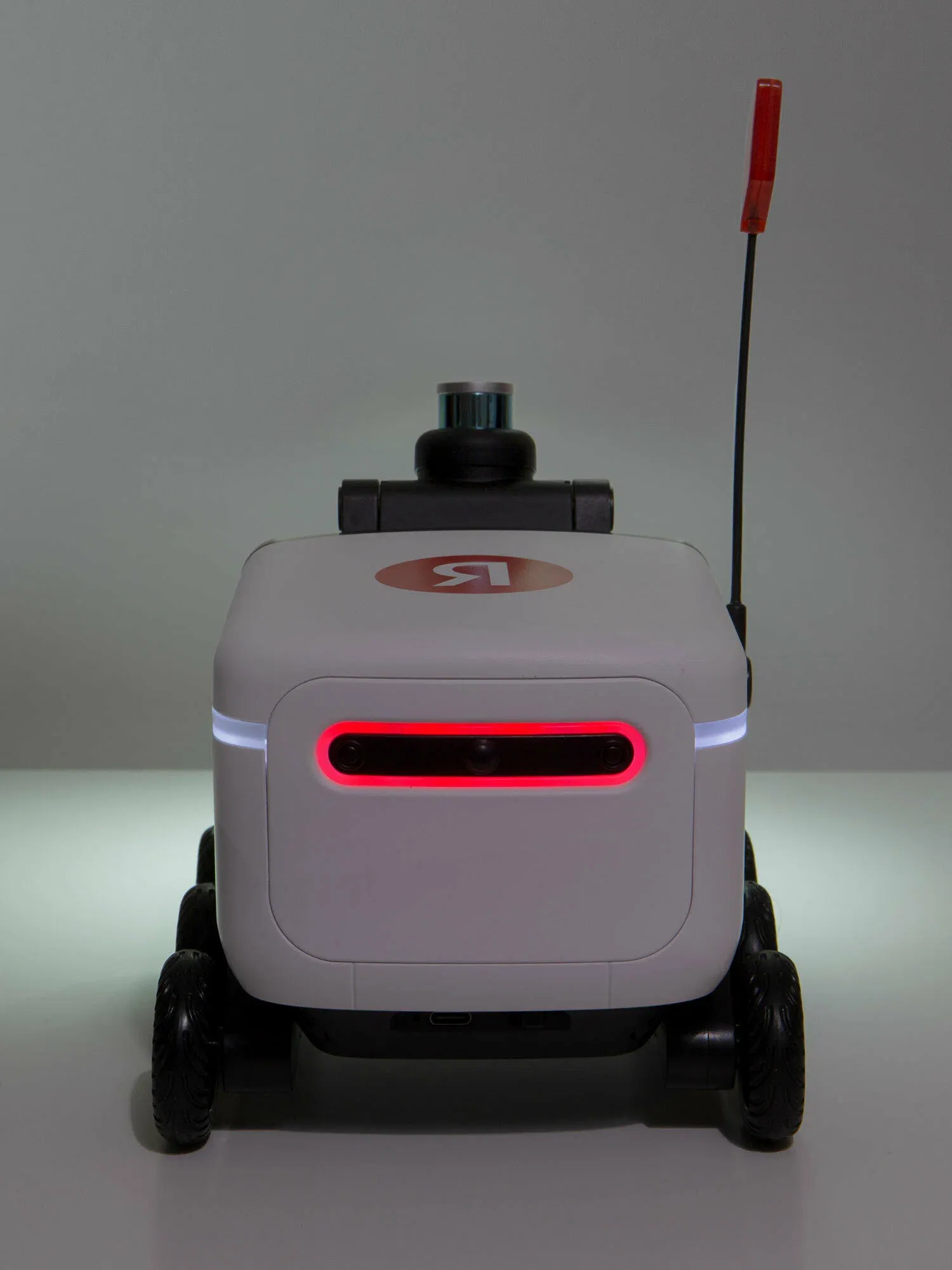 Радиоуправляемая игрушка Яндекс «Робот-доставщик», с пультом управления, радиус действия 25 метров